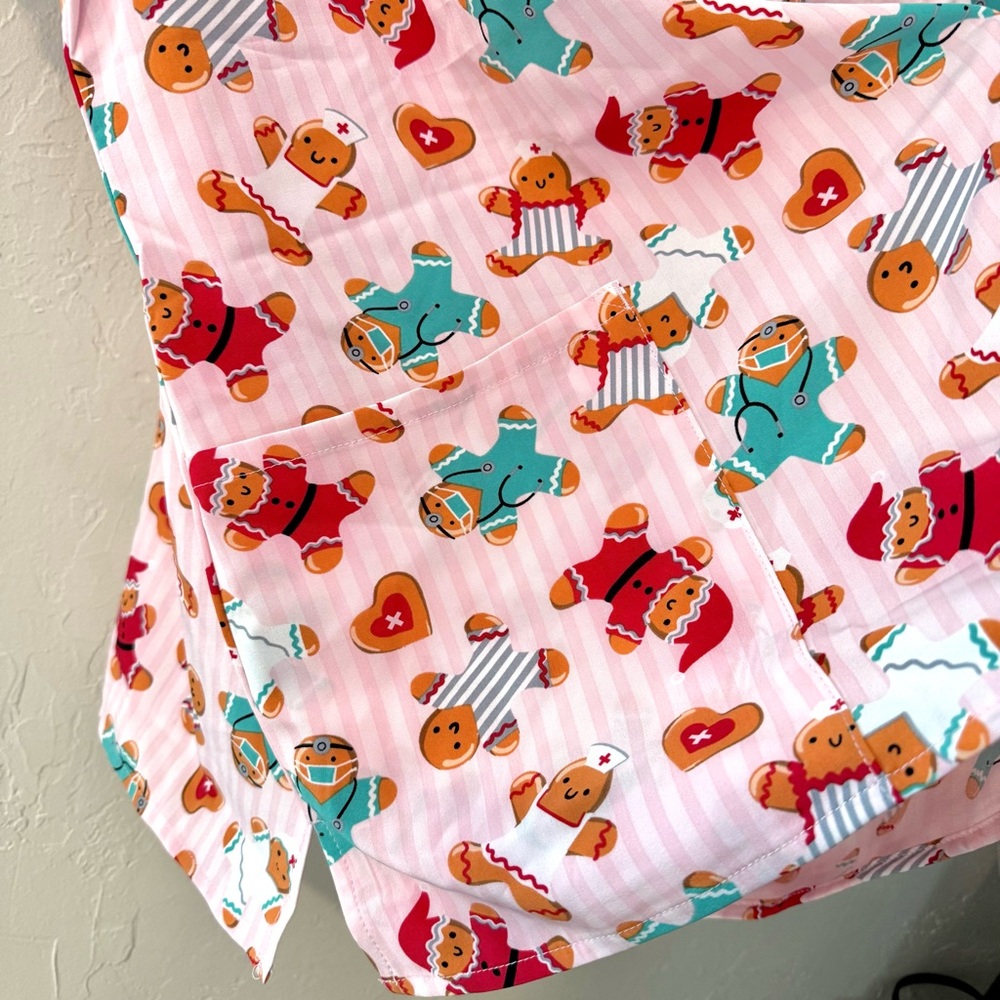 Zoe + Chloe-WonderWink-Women’s Scrub Top-Gingerbread Pattern-Pink-Size 2X-NWT - Picture 4 of 11